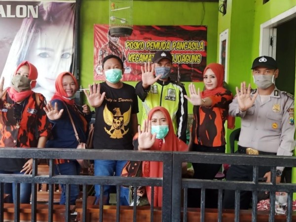 KEMBALI BERAKSI PP PAC MOJOAGUNG SEMPROTKAN DESINFEKTAN KE RUMAH WARGA