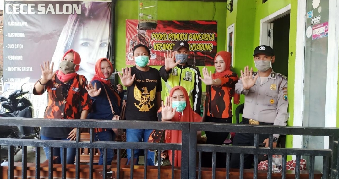 KEMBALI BERAKSI PP PAC MOJOAGUNG SEMPROTKAN DESINFEKTAN KE RUMAH WARGA